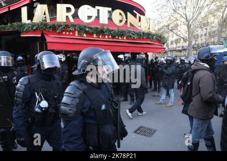 PHOTOPQR/LE PARISIEN/ARNAUD JOUR; PARIS ; 10/12/2019 ; MANIFESTATION DU 10 DÉCEMBRE / MANIFESTATION CONTRE LA FEFORME DES RETRAITES ENTRE INVALIDES ET DENFERT ROCHEREAU - ROTONDE FRANCE - 10 DÉCEMBRE, GRÈVE DE 20NOIS *** LÉGENDE LOCALE *** Banque D'Images