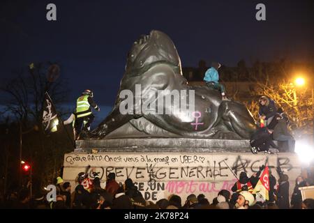 PHOTOPQR/LE PARISIEN/ARNAUD JOURNOIS ; PARIS ; 10/12/2019 ; MANIFESTATION DU 10 DÉCEMBRE / MANIFESTATION CONTRE LA FEFORME DES RETRAITES ENTRE INVALIDES ET DENFERT ROCHEREAU - FRANCE - 10 DÉCEMBRE, GRÈVE DE 2019 *** LÉGENDE LOCALE *** Banque D'Images