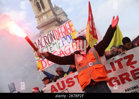 PHOTOPQR/LE PARISIEN/ARNAUD JOURNOIS ; PARIS ; 10/12/2019 ; MANIFESTATION DU 10 DÉCEMBRE / MANIFESTATION CONTRE LA FEFORME DES RETRAITES ENTRE INVALIDES ET DENFERT ROCHEREAU - FRANCE - 10 DÉCEMBRE, GRÈVE DE 2019 *** LÉGENDE LOCALE *** Banque D'Images