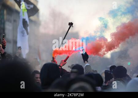 PHOTOPQR/LE PARISIEN/ARNAUD JOURNOIS ; PARIS ; 10/12/2019 ; MANIFESTATION DU 10 DÉCEMBRE / MANIFESTATION CONTRE LA FEFORME DES RETRAITES ENTRE INVALIDES ET DENFERT ROCHEREAU - FRANCE - 10 DÉCEMBRE, GRÈVE DE 2019 *** LÉGENDE LOCALE *** Banque D'Images