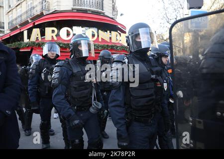 PHOTOPQR/LE PARISIEN/ARNAUD JOURNOIS ; PARIS ; 10/12/2019 ; MANIFESTATION DU 10 DÉCEMBRE / MANIFESTATION CONTRE LA FEFORME DES RETRAITES ENTRE INVALIDES ET DENFERT ROCHEREAU - FRANCE - 10 DÉCEMBRE, GRÈVE DE 2019 *** LÉGENDE LOCALE *** Banque D'Images