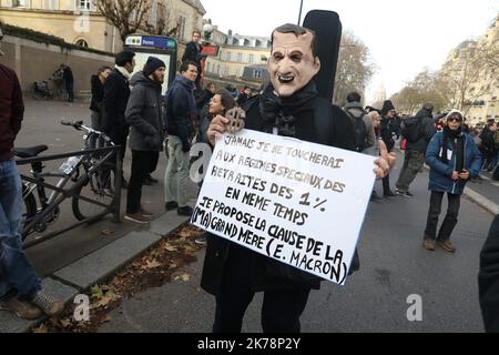 PHOTOPQR/LE PARISIEN/ARNAUD JOURNOIS ; PARIS ; 10/12/2019 ; MANIFESTATION DU 10 DÉCEMBRE / MANIFESTATION CONTRE LA FEFORME DES RETRAITES ENTRE INVALIDES ET DENFERT ROCHEREAU - FRANCE - 10 DÉCEMBRE, GRÈVE DE 2019 *** LÉGENDE LOCALE *** Banque D'Images