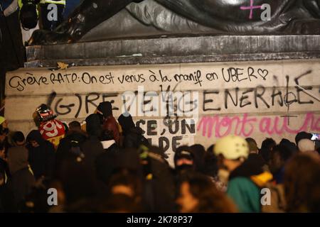 PHOTOPQR/LE PARISIEN/ARNAUD JOURNOIS ; PARIS ; 10/12/2019 ; MANIFESTATION DU 10 DÉCEMBRE / MANIFESTATION CONTRE LA FEFORME DES RETRAITES ENTRE INVALIDES ET DENFERT ROCHEREAU - FRANCE - 10 DÉCEMBRE, GRÈVE DE 2019 *** LÉGENDE LOCALE *** Banque D'Images