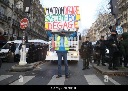 PHOTOPQR/LE PARISIEN/ARNAUD JOURNOIS ; PARIS ; 10/12/2019 ; MANIFESTATION DU 10 DÉCEMBRE / MANIFESTATION CONTRE LA FEFORME DES RETRAITES ENTRE INVALIDES ET DENFERT ROCHEREAU - FRANCE - 10 DÉCEMBRE, GRÈVE DE 2019 *** LÉGENDE LOCALE *** Banque D'Images