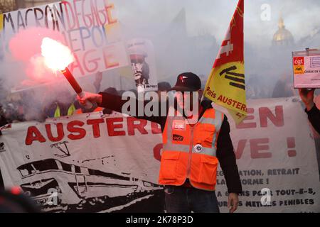 PHOTOPQR/LE PARISIEN/ARNAUD JOURNOIS ; PARIS ; 10/12/2019 ; MANIFESTATION DU 10 DÉCEMBRE / MANIFESTATION CONTRE LA FEFORME DES RETRAITES ENTRE INVALIDES ET DENFERT ROCHEREAU - FRANCE - 10 DÉCEMBRE, GRÈVE DE 2019 *** LÉGENDE LOCALE *** Banque D'Images