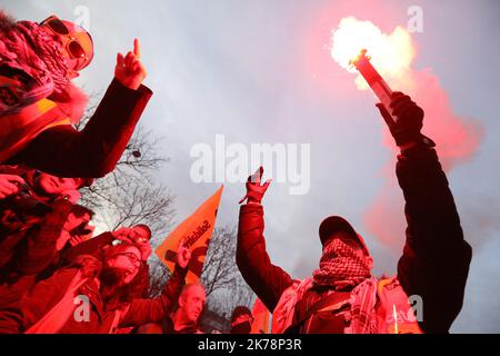 PHOTOPQR/LE PARISIEN/ARNAUD JOURNOIS ; PARIS ; 10/12/2019 ; MANIFESTATION DU 10 DÉCEMBRE / MANIFESTATION CONTRE LA FEFORME DES RETRAITES ENTRE INVALIDES ET DENFERT ROCHEREAU - FRANCE - 10 DÉCEMBRE, GRÈVE DE 2019 *** LÉGENDE LOCALE *** Banque D'Images