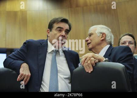 Les commissaires européens se sont réunis aujourd'hui à Bruxelles sous la présidence d'Ursula Von Der Leyen. M. Margaritis Schinas (à gauche) et M. Josep BORRELL (à droite). Banque D'Images