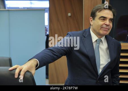 Les commissaires européens se sont réunis aujourd'hui à Bruxelles sous la présidence d'Ursula Von Der Leyen. Margaritis Schinas Commissaire pour la promotion des valeurs européennes. Banque D'Images