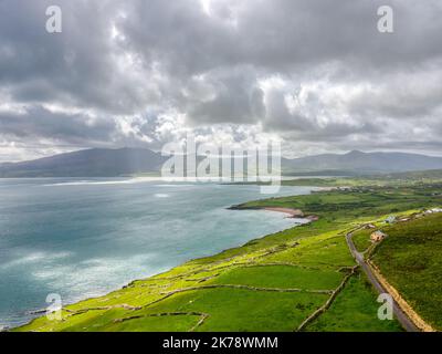 Irlande - Comté de Kerry - Péninsule de Dingle : chemin vers le point de Brandon qui offre une vue panoramique sur la baie de Brandon. Tir de drone, route panoramique. Banque D'Images