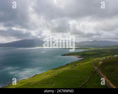 Irlande - Comté de Kerry - Péninsule de Dingle : chemin vers le point de Brandon qui offre une vue panoramique sur la baie de Brandon. Tir de drone, route panoramique. Banque D'Images
