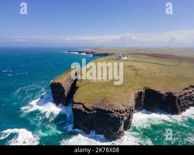 Irlande, Comté de Clare - le phare de Loop Head est situé juste au bord de la péninsule de Loop Head. Il mesure 23 mètres de haut. Prise de vue aréale, lumière du jour. Banque D'Images