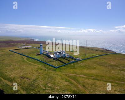 Irlande, Comté de Clare - le phare de Loop Head est situé juste au bord de la péninsule de Loop Head. Il mesure 23 mètres de haut. Prise de vue aréale, lumière du jour. Banque D'Images