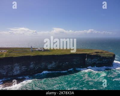 Irlande, Comté de Clare - le phare de Loop Head est situé juste au bord de la péninsule de Loop Head. Il mesure 23 mètres de haut. Prise de vue aréale, lumière du jour. Banque D'Images