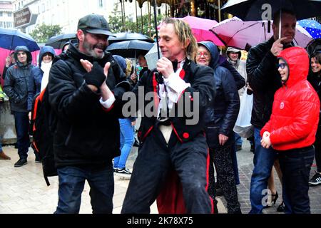 L'acrobate-grimpeur français Antoine le Menestrel monte un bâtiment dans le quartier historique de la Canebière à Marseille sur 26 janvier 2020 Banque D'Images