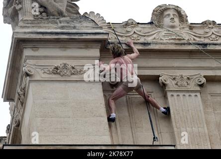 L'acrobate-grimpeur français Antoine le Menestrel monte un bâtiment dans le quartier historique de la Canebière à Marseille sur 26 janvier 2020 Banque D'Images