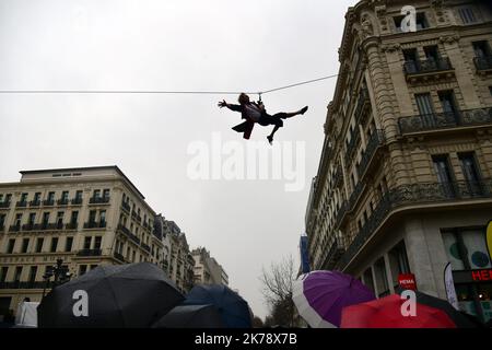 L'acrobate-grimpeur français Antoine le Menestrel monte un bâtiment dans le quartier historique de la Canebière à Marseille sur 26 janvier 2020 Banque D'Images