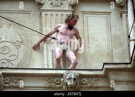 L'acrobate-grimpeur français Antoine le Menestrel monte un bâtiment dans le quartier historique de la Canebière à Marseille sur 26 janvier 2020 Banque D'Images