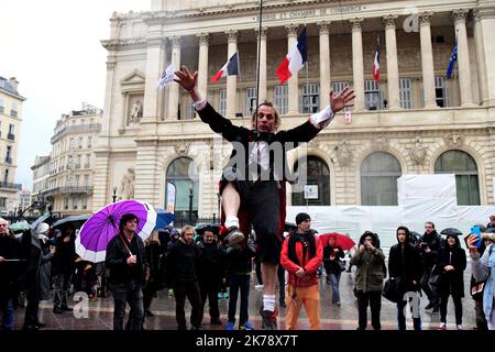 L'acrobate-grimpeur français Antoine le Menestrel monte un bâtiment dans le quartier historique de la Canebière à Marseille sur 26 janvier 2020 Banque D'Images