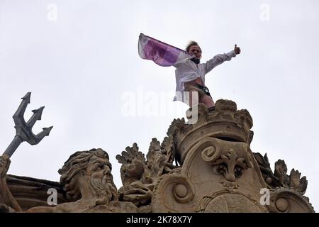 L'acrobate-grimpeur français Antoine le Menestrel monte un bâtiment dans le quartier historique de la Canebière à Marseille sur 26 janvier 2020 Banque D'Images