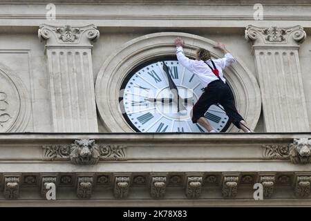 L'acrobate-grimpeur français Antoine le Menestrel monte un bâtiment dans le quartier historique de la Canebière à Marseille sur 26 janvier 2020 Banque D'Images