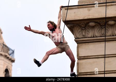 L'acrobate-grimpeur français Antoine le Menestrel monte un bâtiment dans le quartier historique de la Canebière à Marseille sur 26 janvier 2020 Banque D'Images