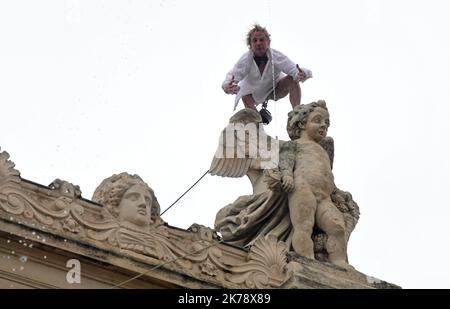 L'acrobate-grimpeur français Antoine le Menestrel monte un bâtiment dans le quartier historique de la Canebière à Marseille sur 26 janvier 2020 Banque D'Images