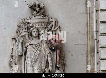 L'acrobate-grimpeur français Antoine le Menestrel monte un bâtiment dans le quartier historique de la Canebière à Marseille sur 26 janvier 2020 Banque D'Images