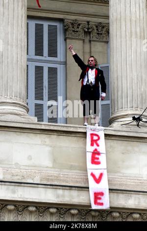 L'acrobate-grimpeur français Antoine le Menestrel monte un bâtiment dans le quartier historique de la Canebière à Marseille sur 26 janvier 2020 Banque D'Images