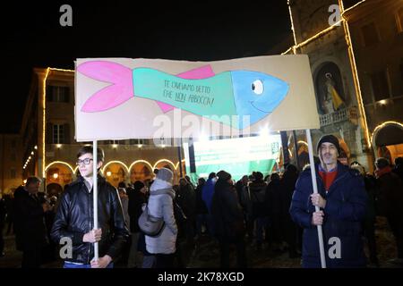 Célébrations sur la Piazza Grande pour la réélection de Stefano Bonaccini du Parti démocratique et de la coalition de centre-gauche comme gouverneur de l'Emilie-Romagne. Sur la photo quelques représentants du mouvement de la Sarde Banque D'Images