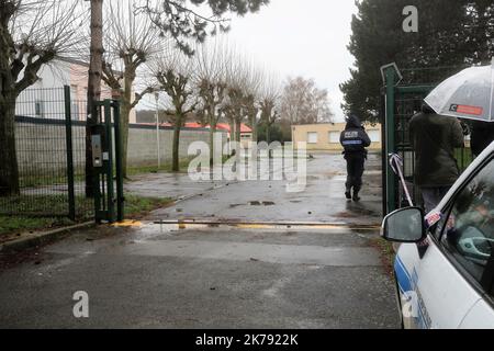 La police patrouille l'entrée du Collège la Fontaine à Crepy-en-Valois sur 1 mars 2020 où un enseignant infecté par Covid-19 est décédé. Banque D'Images