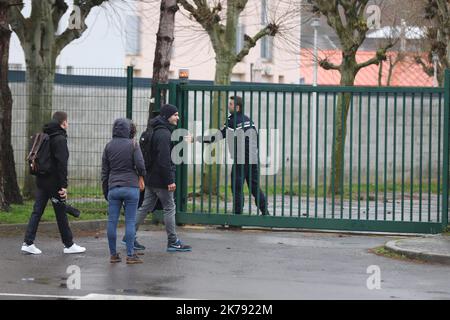 La police patrouille l'entrée du Collège la Fontaine à Crepy-en-Valois sur 1 mars 2020 où un enseignant infecté par Covid-19 est décédé. Banque D'Images