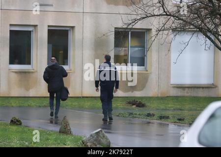 La police patrouille l'entrée du Collège la Fontaine à Crepy-en-Valois sur 1 mars 2020 où un enseignant infecté par Covid-19 est décédé. Banque D'Images