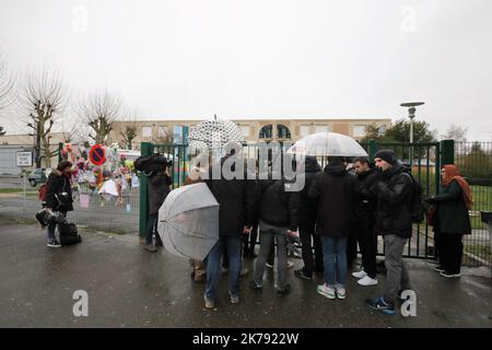 Les gens à l'entrée du Collège la Fontaine à Crepy-en-Valois sur 1 mars 2020 où un enseignant infecté par Covid-19 est décédé. Banque D'Images