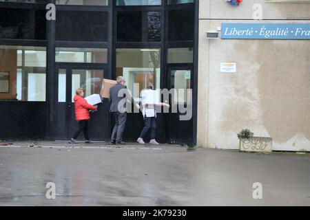 Les gens entrent au Collège la Fontaine à Crepy-en-Valois sur 1 mars 2020 où un enseignant infecté par Covid-19 est décédé.le entrée à l'école - cas Covid-19. Banque D'Images