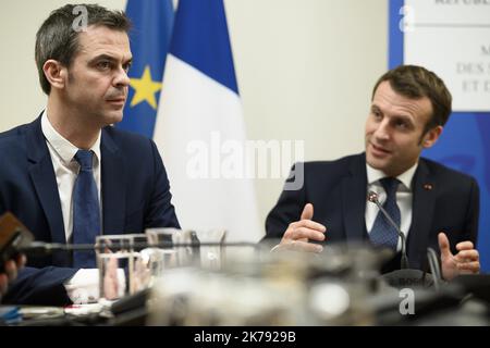 Le président français Emmanuel Macron et le ministre français de la Santé et de la solidarité Olivier Veran, lors d'une réunion après avoir visité le centre CORRUSS (Centre opérationnel de régulation et de réponse aux urgences sanitaires et sociales), ont mis l'accent sur l'épidémie du nouveau coronavirus (Covid-19) à 3 mars 2020 au ministère de la Santé à Paris. Paris France Banque D'Images