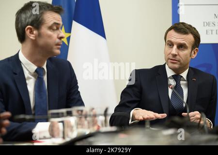 Le président français Emmanuel Macron et le ministre français de la Santé et de la solidarité Olivier Veran, lors d'une réunion après avoir visité le centre CORRUSS (Centre opérationnel de régulation et de réponse aux urgences sanitaires et sociales), ont mis l'accent sur l'épidémie du nouveau coronavirus (Covid-19) à 3 mars 2020 au ministère de la Santé à Paris. Paris France Banque D'Images