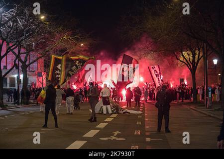 Les supporters de Paris Saint-Germain se sont rassemblés devant le stade pour jouer derrière des portes fermées. Il n'y avait pas de fans à l'intérieur du Parc des Princes en raison de problèmes liés au coronavirus. Banque D'Images