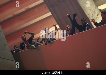 Les supporters de Paris Saint-Germain se sont rassemblés devant le stade pour jouer derrière des portes fermées. Il n'y avait pas de fans à l'intérieur du Parc des Princes en raison de problèmes liés au coronavirus. Banque D'Images