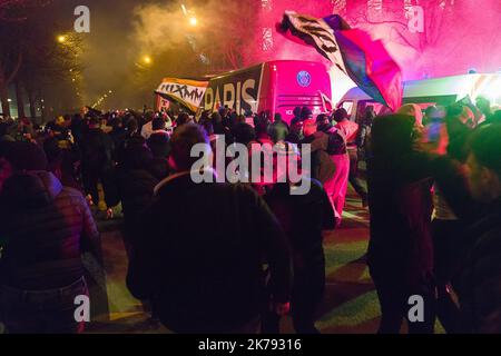 Les supporters de Paris Saint-Germain se sont rassemblés devant le stade pour jouer derrière des portes fermées. Il n'y avait pas de fans à l'intérieur du Parc des Princes en raison de problèmes liés au coronavirus. Banque D'Images