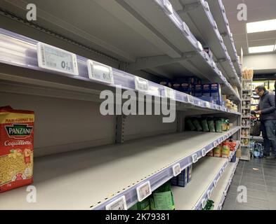 Coronavirus panique-achat conduisant à des étagères vides, longues files D'attente PARIS FRANCE MARS 13 2020 Banque D'Images