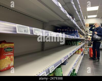 Coronavirus panique-achat conduisant à des étagères vides, de longues files d'attente Banque D'Images