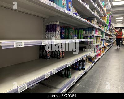 Coronavirus panique-achat conduisant à des étagères vides, de longues files d'attente Banque D'Images