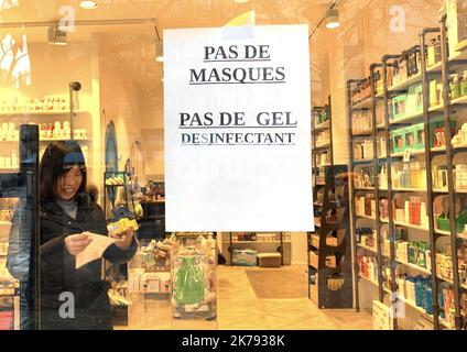 Coronavirus panique-achat conduisant à des étagères vides, de longues files d'attente Banque D'Images