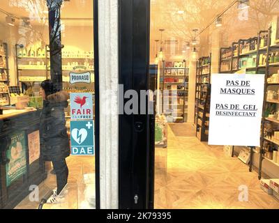 Coronavirus panique-achat conduisant à des étagères vides, de longues files d'attente Banque D'Images