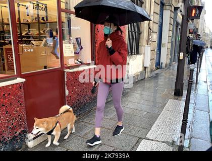 Coronavirus panique-achat conduisant à des étagères vides, de longues files d'attente Banque D'Images