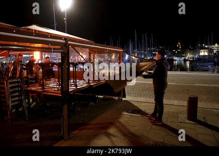 . Marseille; 03/14/2020; atmosphère sur le Vieux Port de Marseille suite à l'annonce par le Premier ministre Edouard Philippe de la fermeture à partir de minuit ce soir de tous les lieux recevant le public non essentiel à la vie du pays (restaurants, bars, discothèques, cinémas...) . Banque D'Images