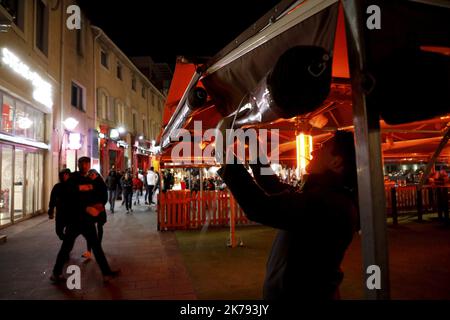 Marseille; 03/14/2020; atmosphère sur le Vieux Port de Marseille suite à l'annonce par le Premier ministre Edouard Philippe de la fermeture à partir de minuit ce soir de tous les lieux recevant le public non essentiel à la vie du pays (restaurants, bars, discothèques, cinémas...) . Banque D'Images