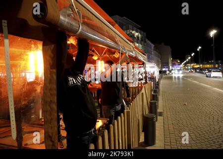 Marseille; 03/14/2020; atmosphère sur le Vieux Port de Marseille suite à l'annonce par le Premier ministre Edouard Philippe de la fermeture à partir de minuit ce soir de tous les lieux recevant le public non essentiel à la vie du pays (restaurants, bars, discothèques, cinémas...) . Banque D'Images