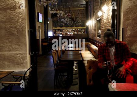 Marseille; 03/14/2020; atmosphère sur le Vieux Port de Marseille suite à l'annonce par le Premier ministre Edouard Philippe de la fermeture à partir de minuit ce soir de tous les lieux recevant le public non essentiel à la vie du pays (restaurants, bars, discothèques, cinémas...) . Banque D'Images