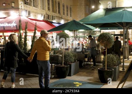 Marseille; 03/14/2020; atmosphère sur le Vieux Port de Marseille suite à l'annonce par le Premier ministre Edouard Philippe de la fermeture à partir de minuit ce soir de tous les lieux recevant le public non essentiel à la vie du pays (restaurants, bars, discothèques, cinémas...) . Banque D'Images